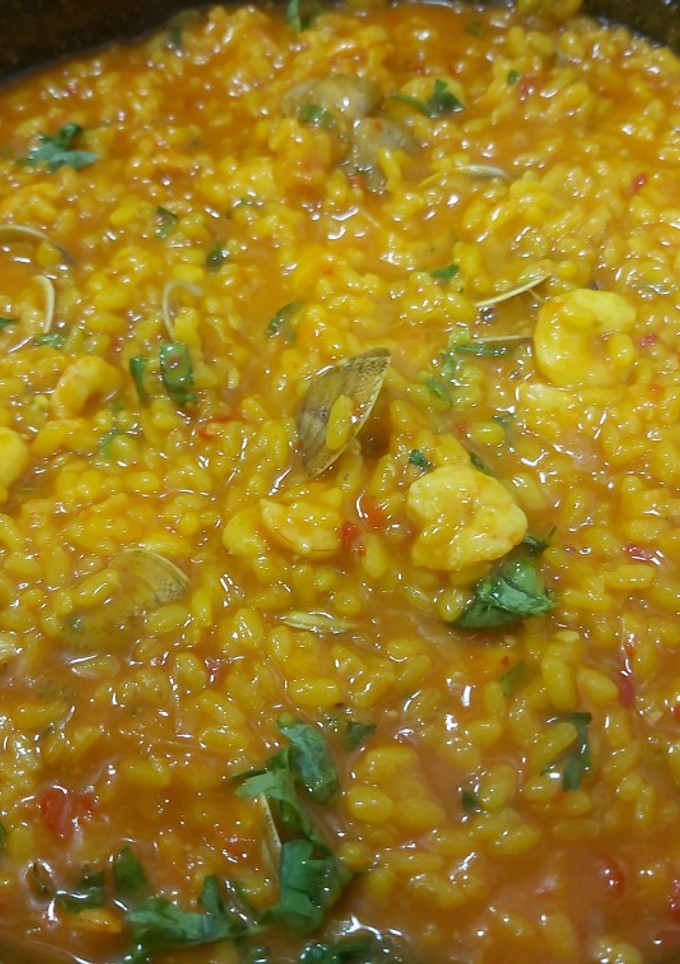 Una foto de Arroz caldoso con gambas y almejas