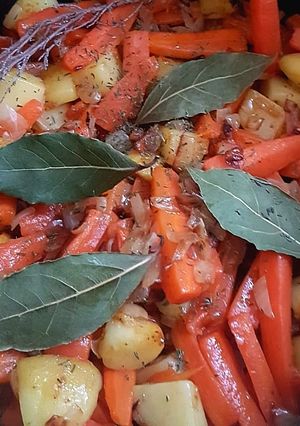 Une photo de 🥕 Carottes et pommes de terre rissolées !! 🥔