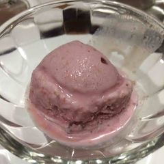 A picture of Rose and almond ice cream.