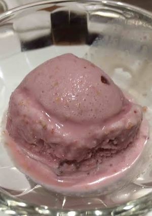 A picture of Rose and almond ice cream.
