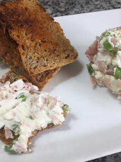 Una foto de Tostaditas y crema para untar