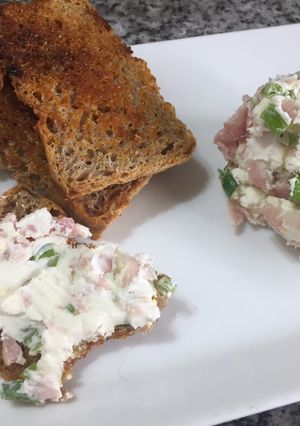 Una foto de Tostaditas y crema para untar