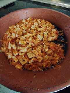 Una foto de Tofu con Cebolla y Tomate