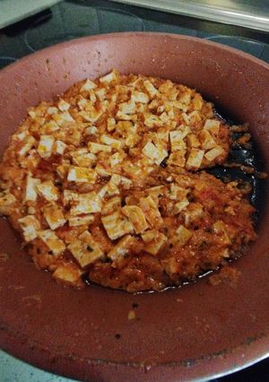Una foto de Tofu con Cebolla y Tomate