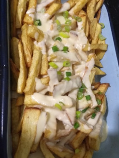 Una foto de Papas fritas con salsa de quesos
