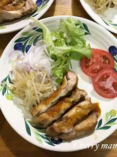 A picture of Ginger soy sauce chicken with honey.