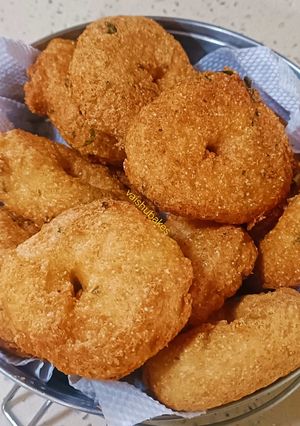 A picture of Crunchy Urad Daal Vada.
