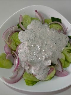 Una foto de Ensalada de pepino y yogur