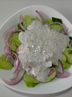 Una foto de Ensalada de pepino y yogur