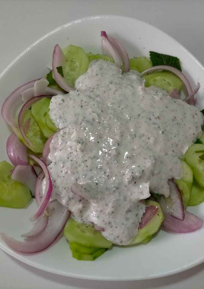Una foto de Ensalada de pepino y yogur