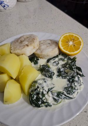 Una foto de Merluza con espinacas cremosas y yogur natural