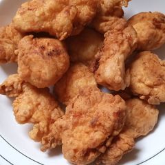 A picture of KFC style chicken bites.