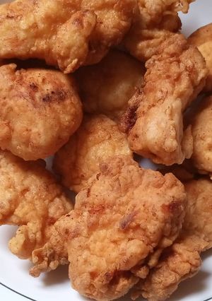 A picture of KFC style chicken bites.