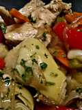 Alcachofas salteadas con pollo y verduras