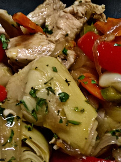 Una foto de Alcachofas salteadas con pollo y verduras