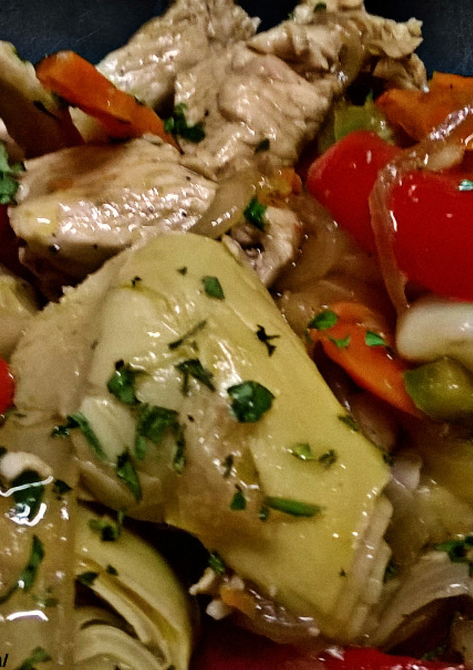 Una foto de Alcachofas salteadas con pollo y verduras