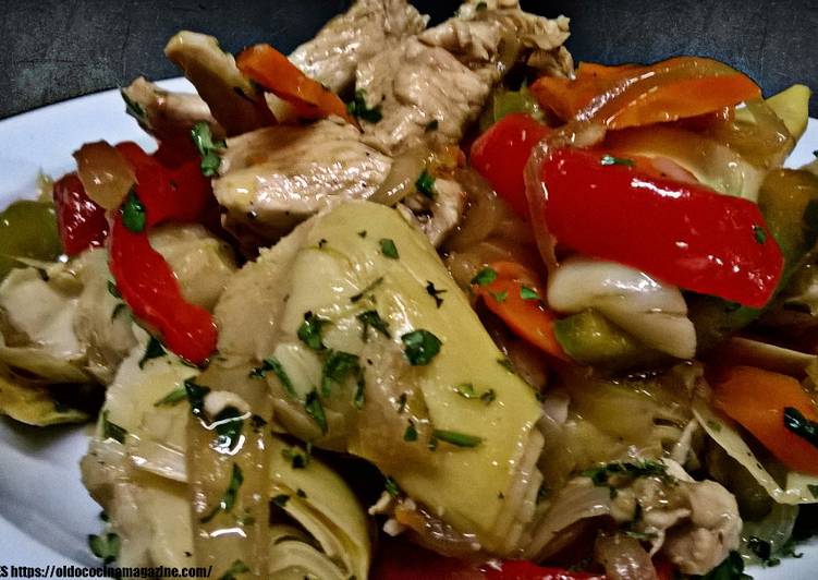 Alcachofas salteadas con pollo y verduras