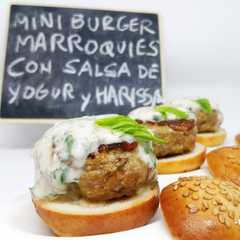 Una foto de Miniburgers marroquíes con salsa de yogur y Harissa