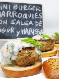 Una foto de Miniburgers marroquíes con salsa de yogur y Harissa