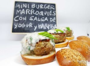 Foto principal de Miniburgers marroquíes con salsa de yogur y Harissa