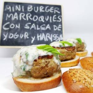 Miniburgers marroquíes con salsa de yogur y Harissa
