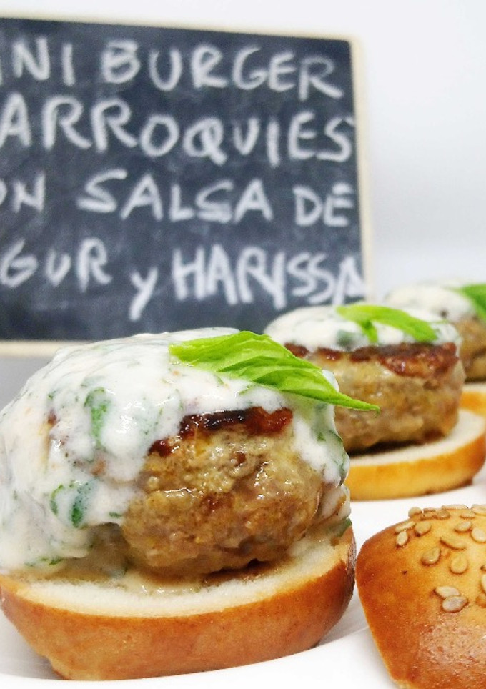 Una foto de Miniburgers marroquíes con salsa de yogur y Harissa