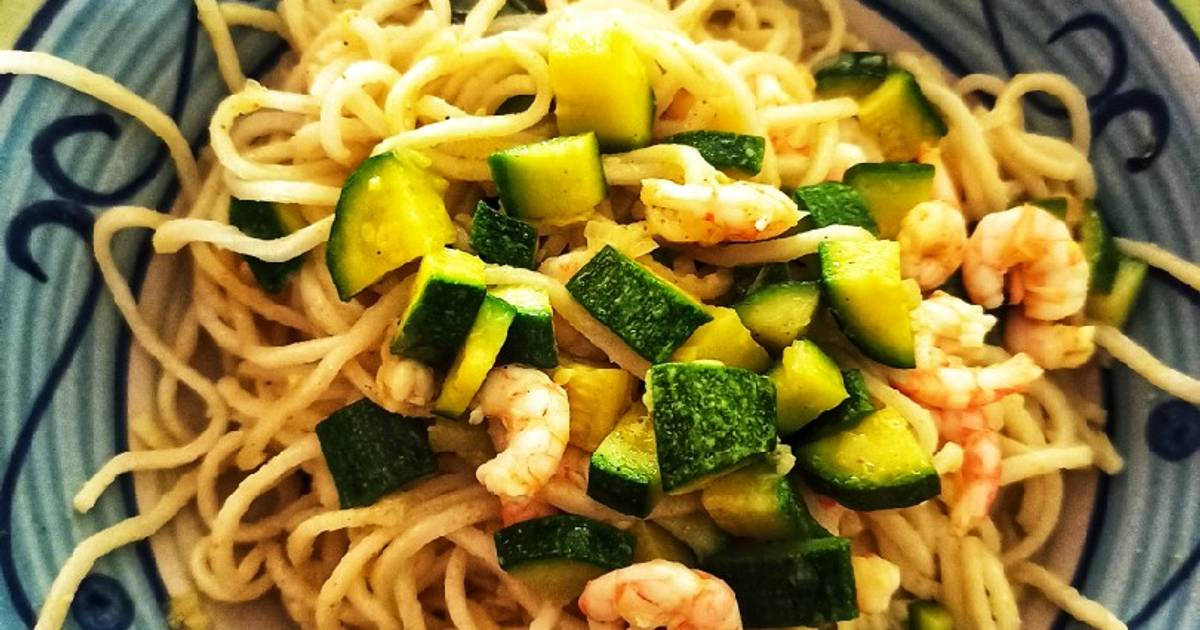 Ricetta Noodles di riso con zucchine e gamberetti al curry di Anna