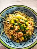 Noodles di riso con zucchine e gamberetti al curry