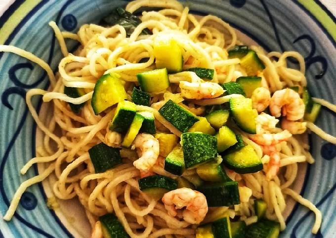 Ricetta Noodles di riso con zucchine e gamberetti al curry di Anna Bergozza  - Cookpad