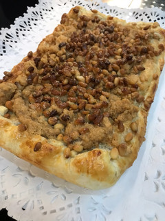 Una foto de Coca de llardons (chicharrones) en airfryer Cosori
