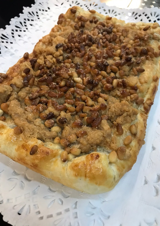 Una foto de Coca de llardons (chicharrones) en airfryer Cosori