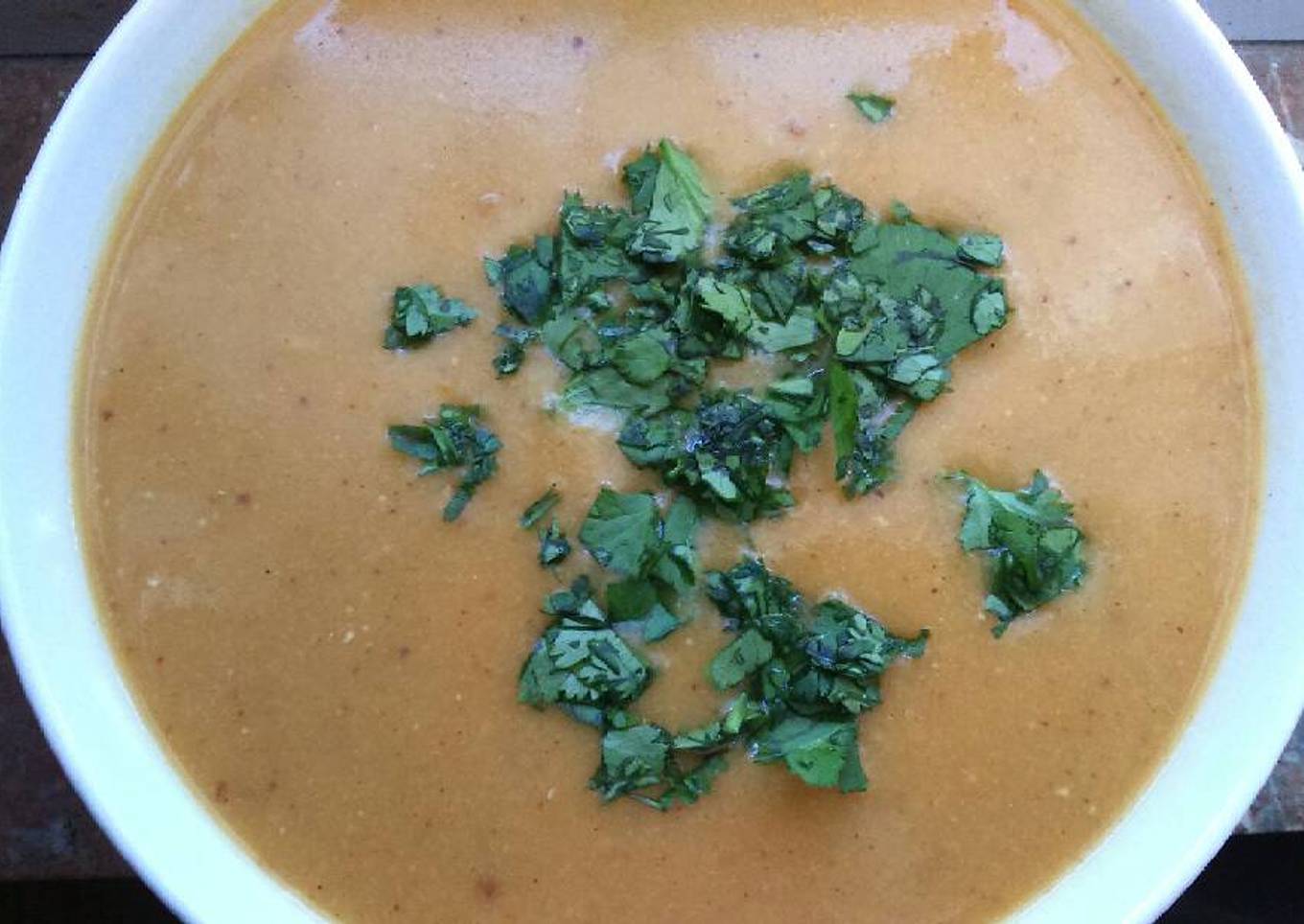 Sopa de lentejas naranjas en olla-express