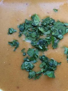 Una foto de Sopa de lentejas naranjas en olla-express