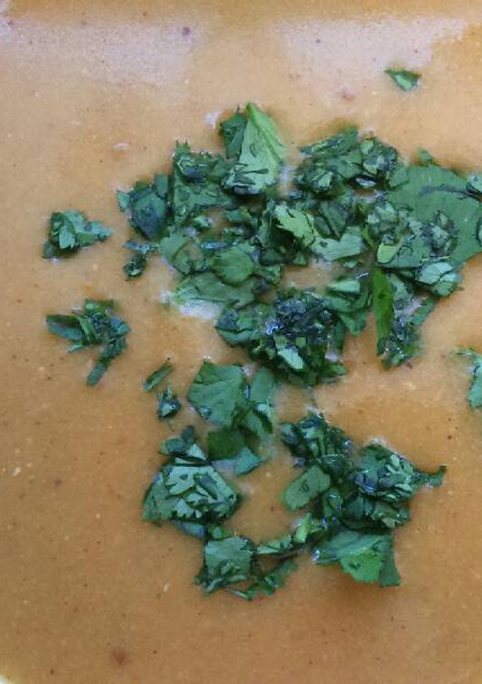 Una foto de Sopa de lentejas naranjas en olla-express
