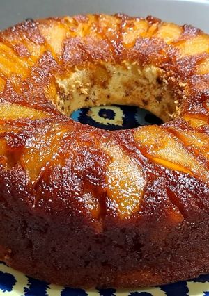 Una foto de Torta invertida de peras rellena