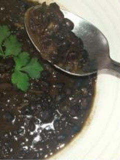 Una foto de Judías negras y su hummus