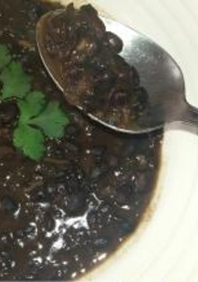 Una foto de Judías negras y su hummus