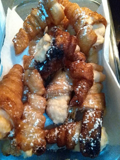 Una foto de Canutillos fritos con crema pastelera