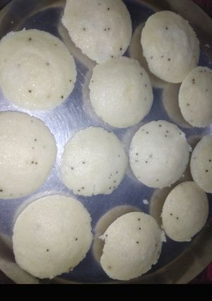 सूजी इडली (sooji idli recipe in Hindi) रेसिपी मुख्य फोटो
