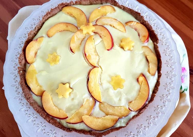 Crostata crema e pesche con frolla d’avena