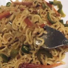 A picture of Knorr dry noodles with veggies.