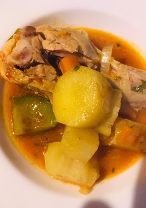 Una foto de Guiso de pollo con verduras