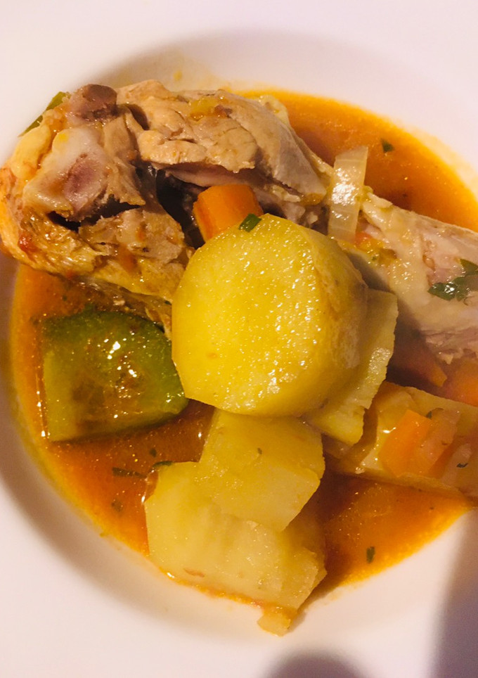 Una foto de Guiso de pollo con verduras