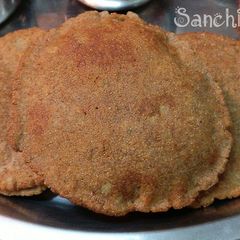 A picture of Kuttu Aloo ki poori.