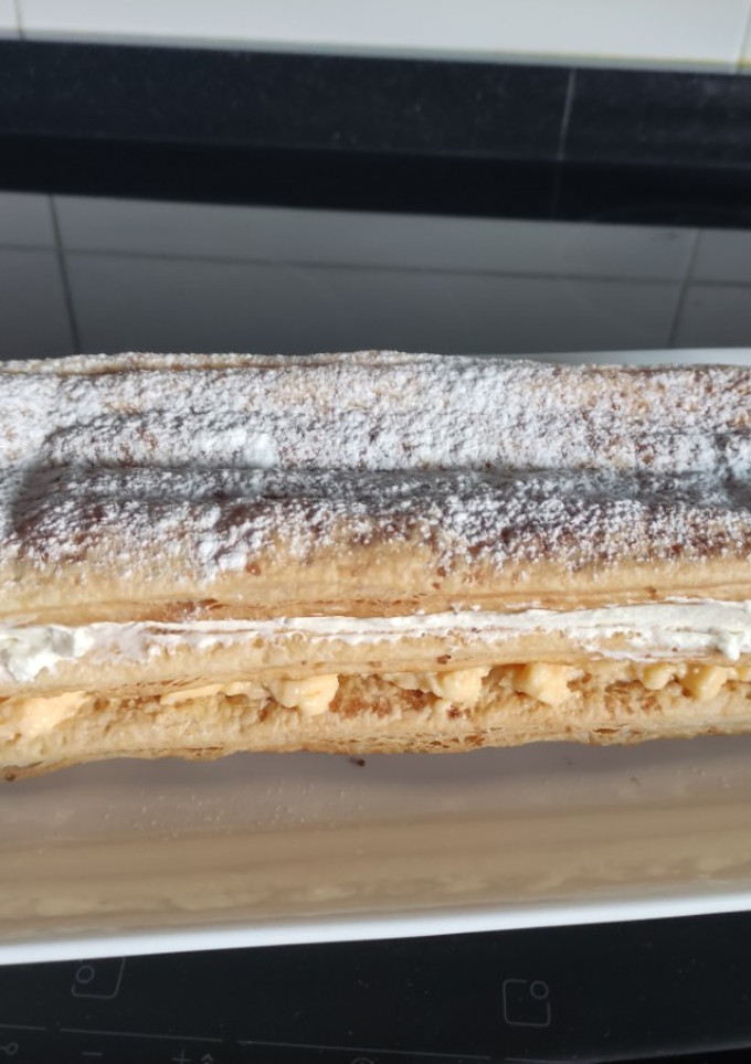 Una foto de Milhojas de crema y nata