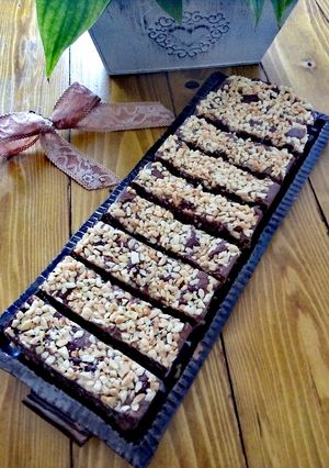 O poză a rețetei Ciocolată de casă cu arahide 🍫.