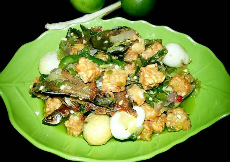 Langkah Mudah untuk Menyiapkan Sambal ijo campur ikan asin dan telur puyuh+tempe Anti Gagal