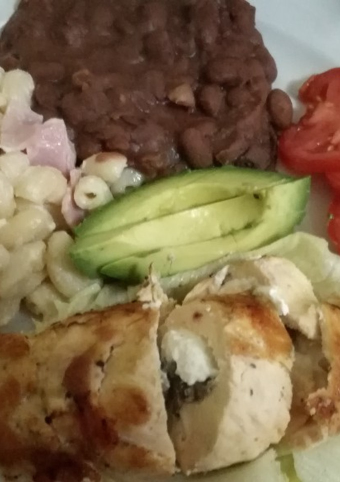Una foto de Pechuga rellena de hongos y queso