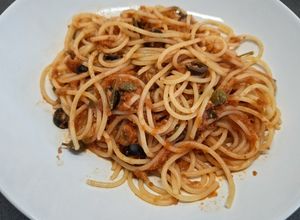 Una foto de Espaguetis a la "Pilinguinesca" (con salsa Puttanesca)
