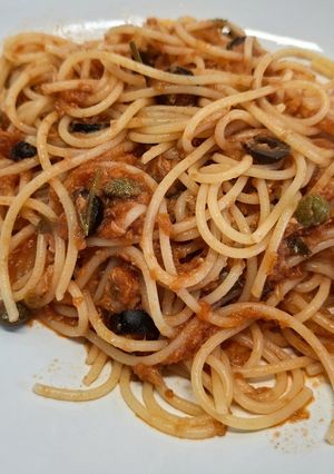 Una foto de Espaguetis a la "Pilinguinesca" (con salsa Puttanesca)